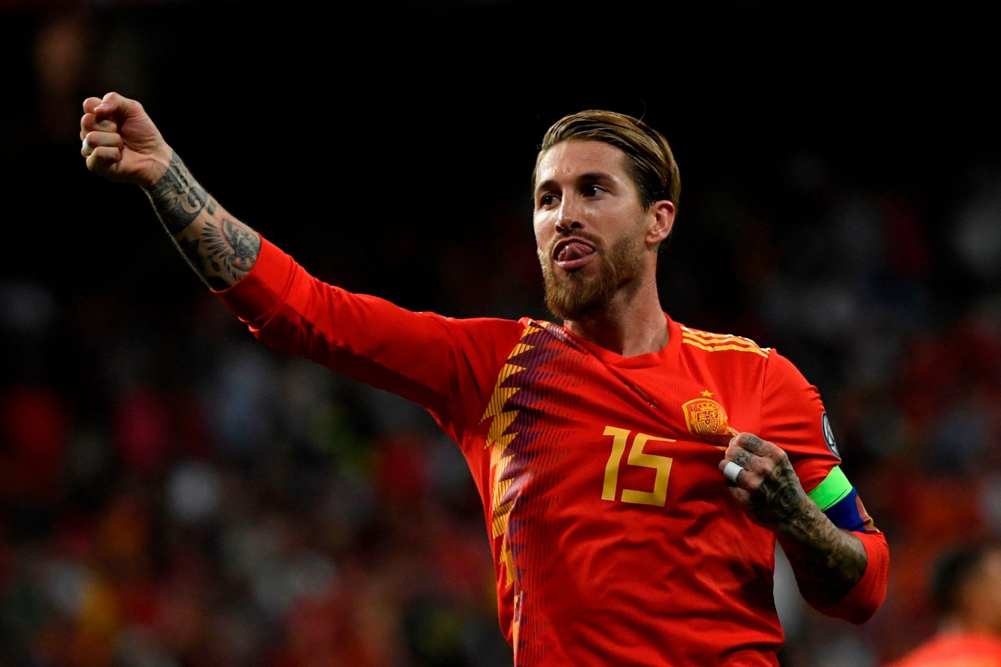  Ramos, celebrando un gol con la selección española.