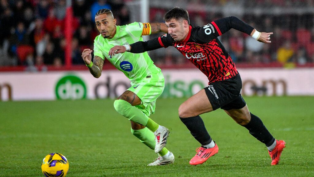  Raphinha con Valery durante el partido entre el Mallorca y el Barcelona (Fuente: EFE)