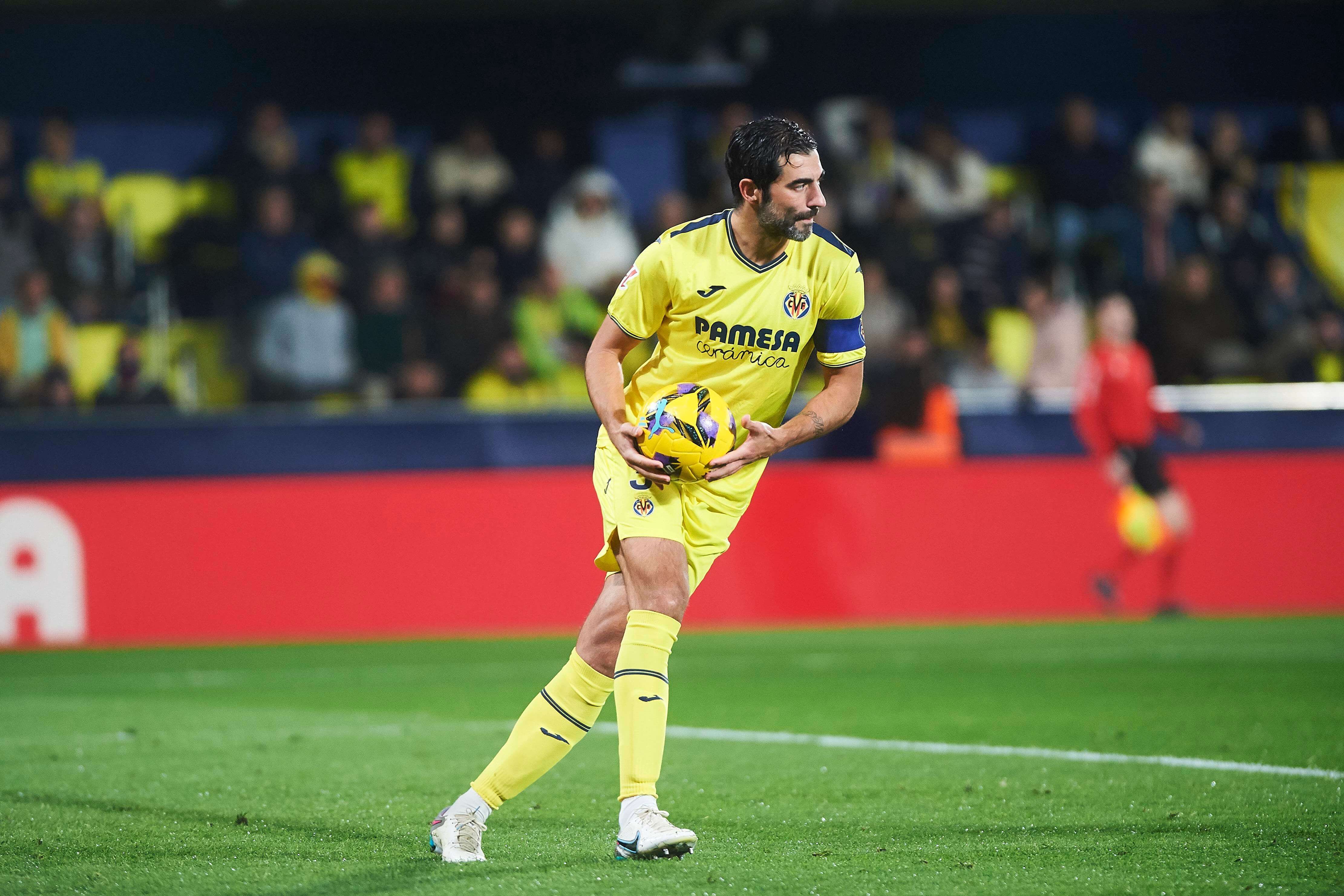  Raúl Albiol, con el balón en la mano en un partido del Villarreal.