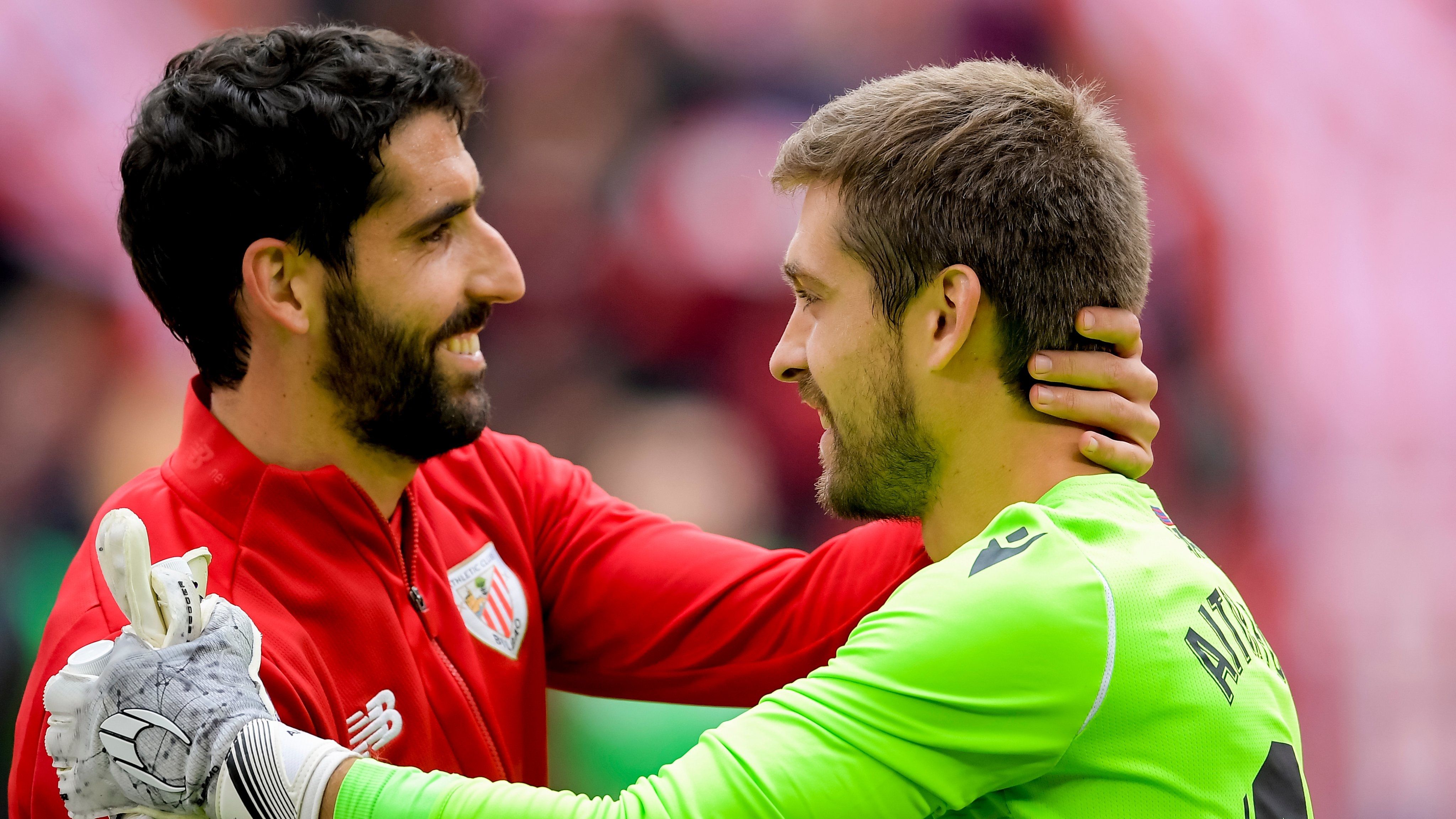 Raúl García se saluda con el portero del Levante Aitor Fernández antes del partido.