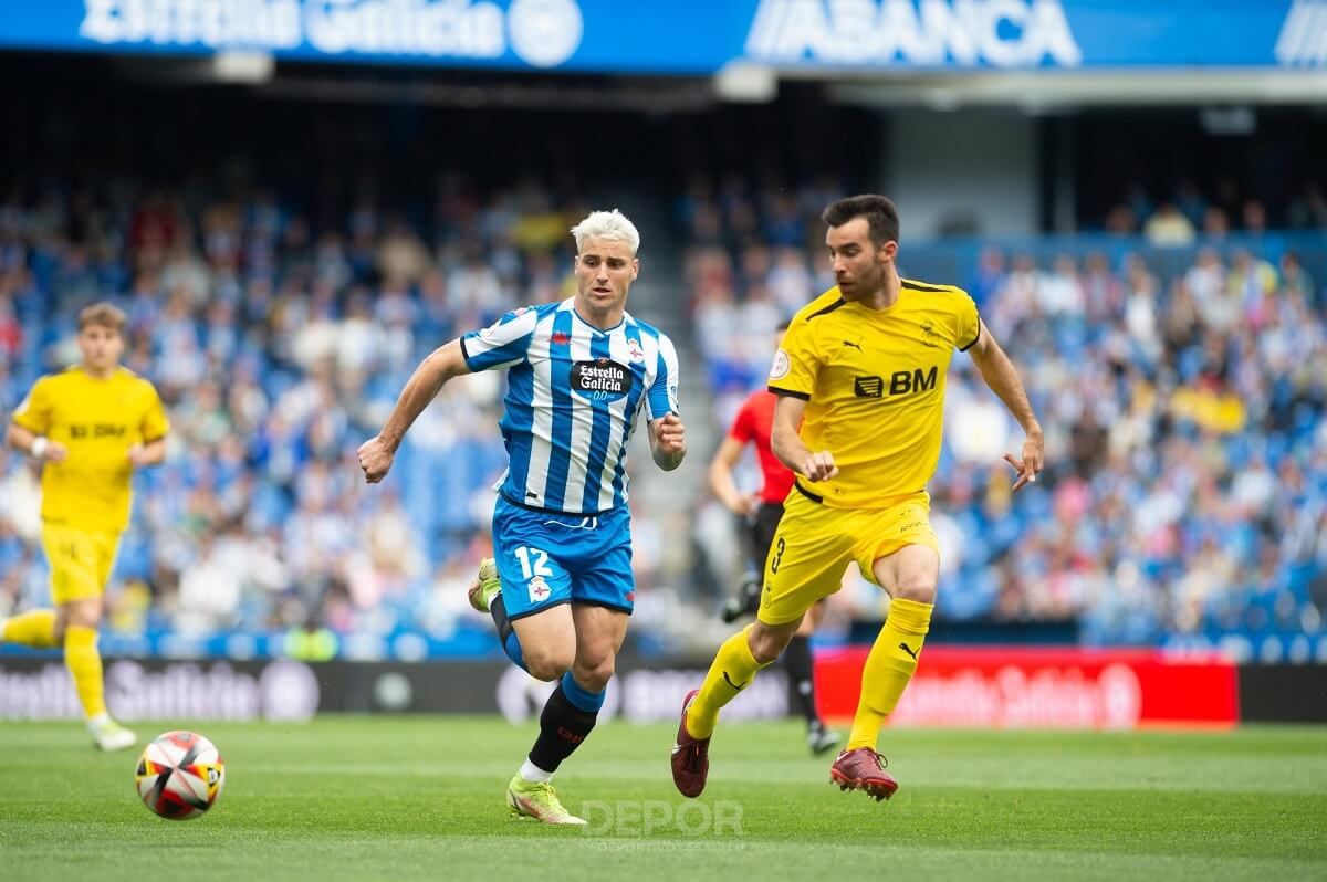  Raúl Alcaina disputa un balón en el Dépor - Real Unión.