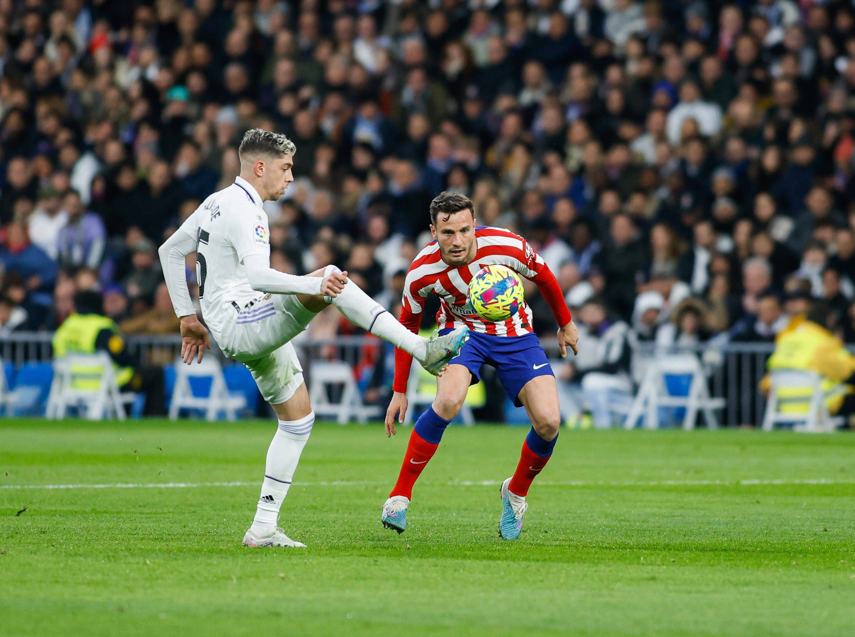  Fede Valverde y Saúl Ñíguez, en el derbi Real Madrid-Atlético.