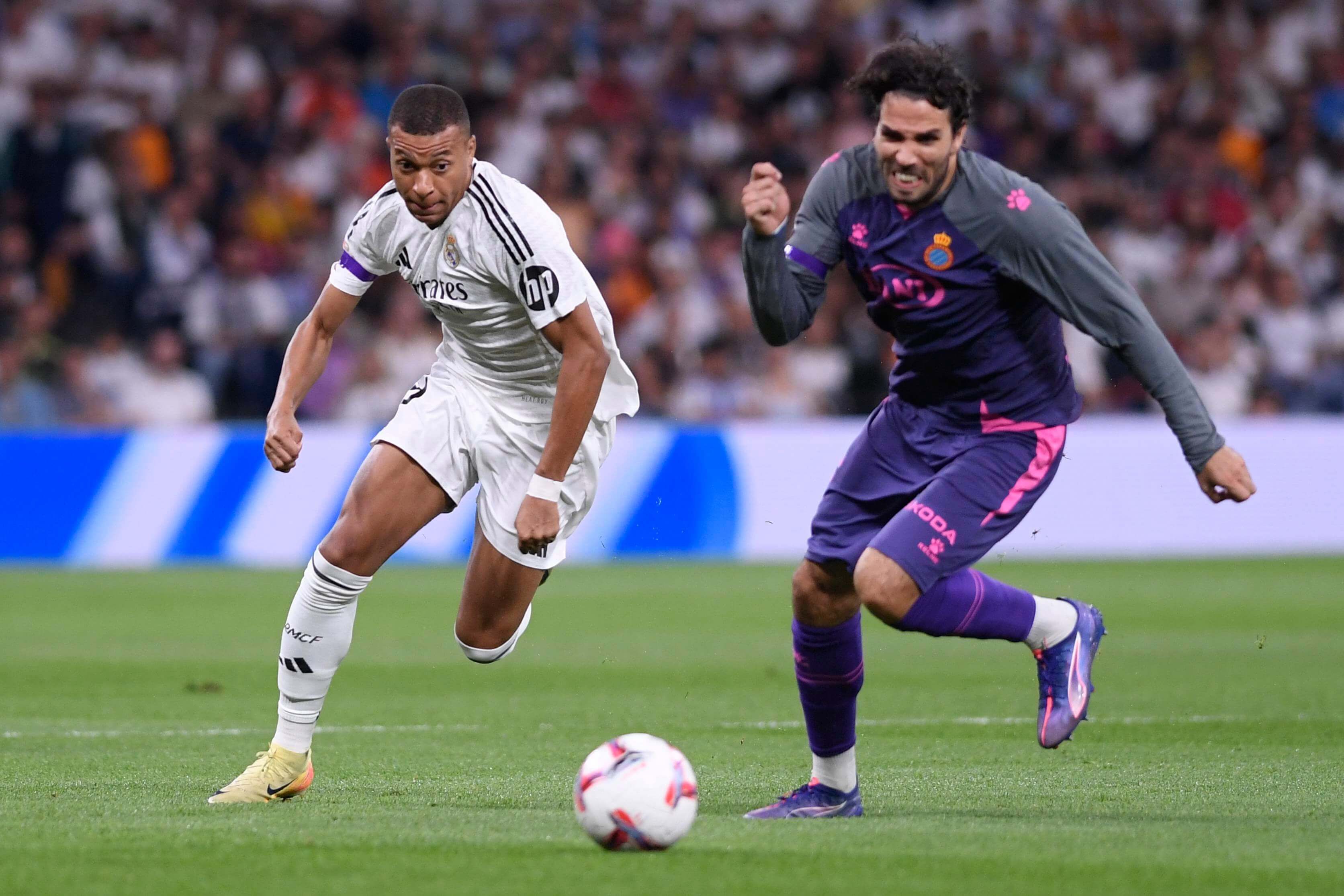  Kylian Mbappé se marcha de Leandro Cabrera en el Real Madrid-Espanyol.