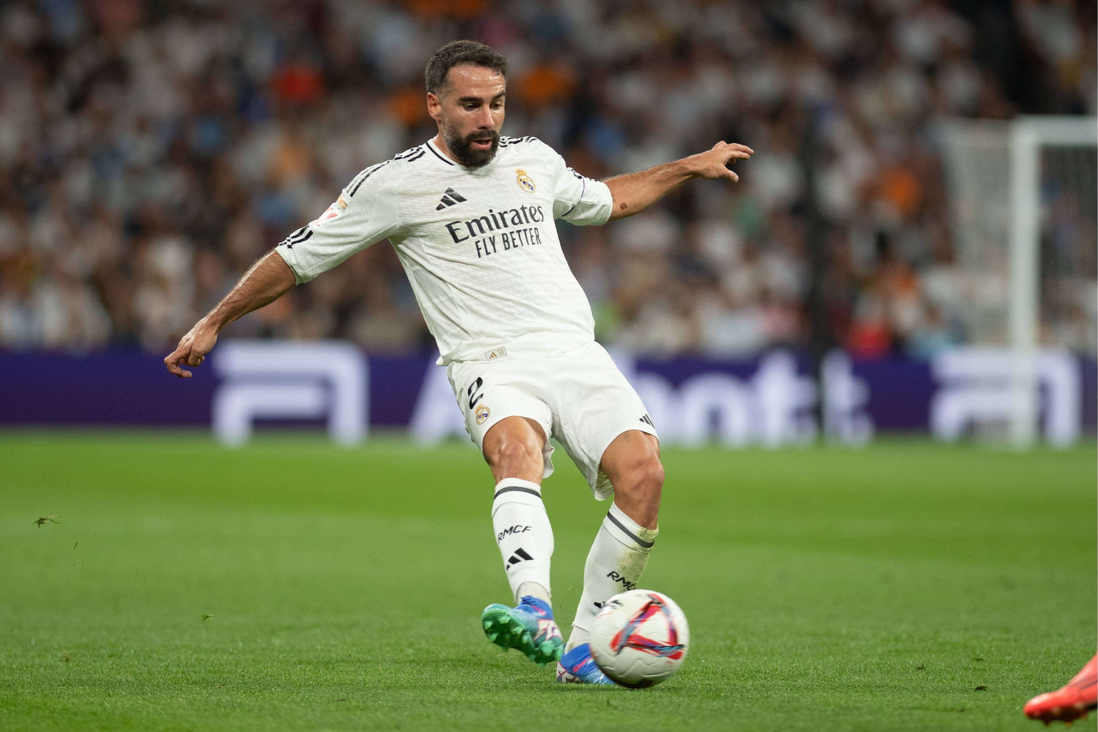  Dani Carvajal da un pase en el Real Madrid-Espanyol.