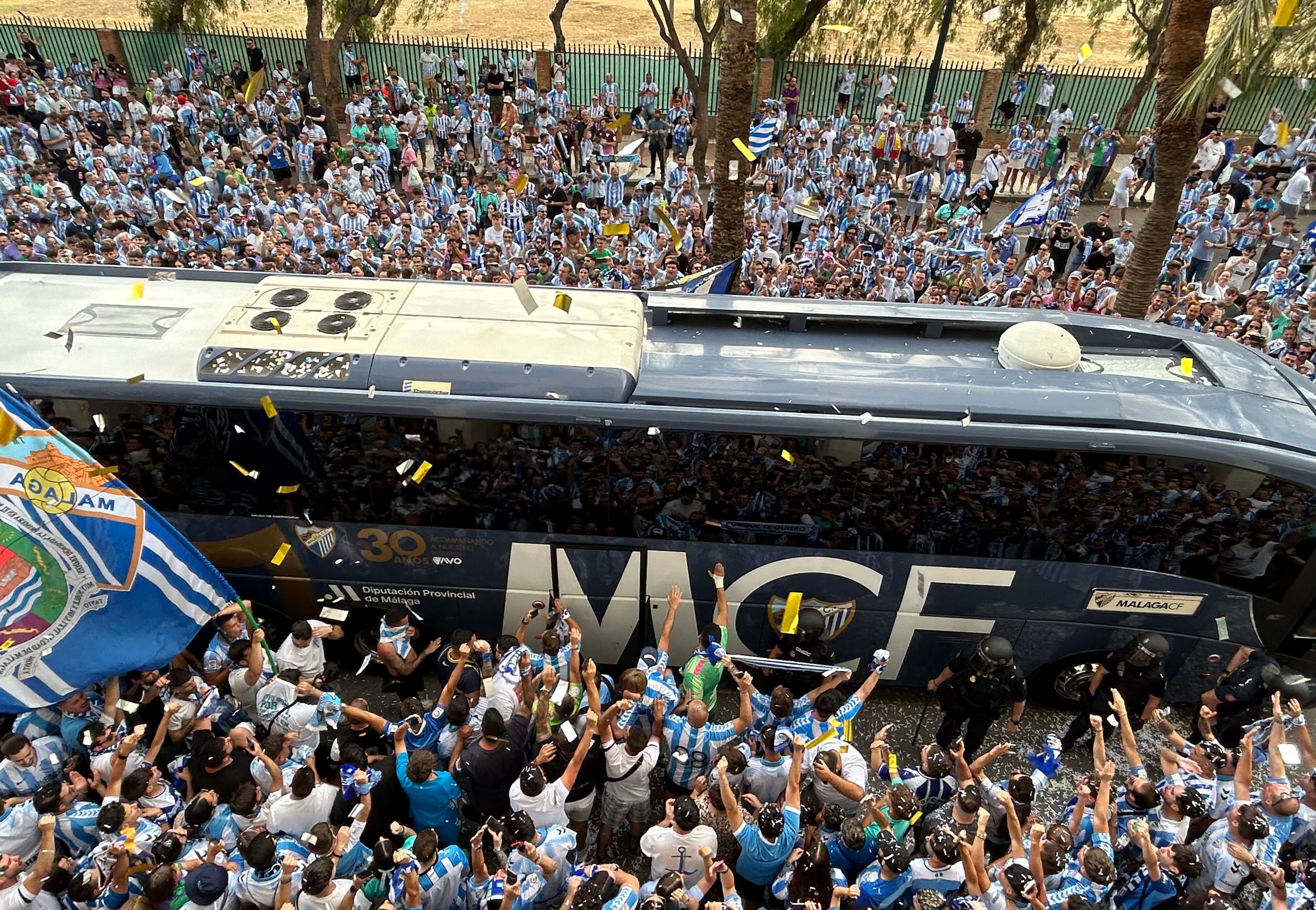  Espectacular bienvenida al autobús del Málaga antes del partido ante el Celta B.