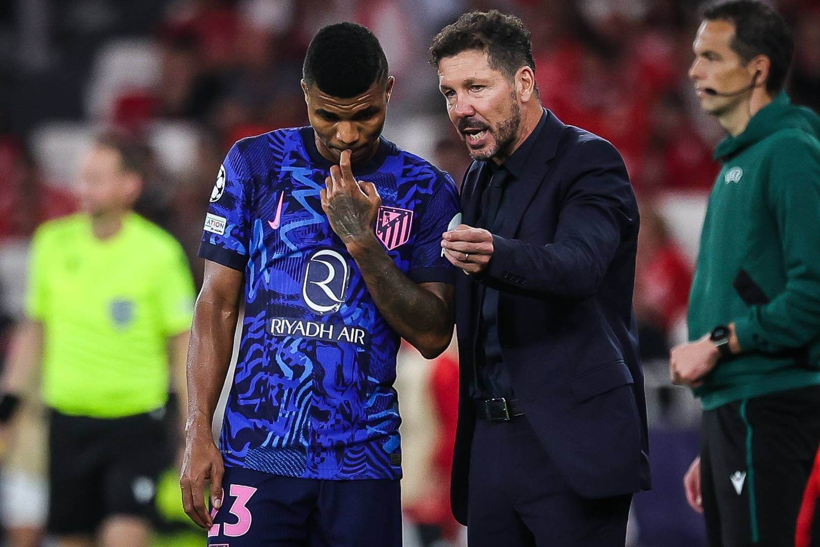  Simeone da instrucciones a Reinildo en un partido del Atlético (Cordon Press)