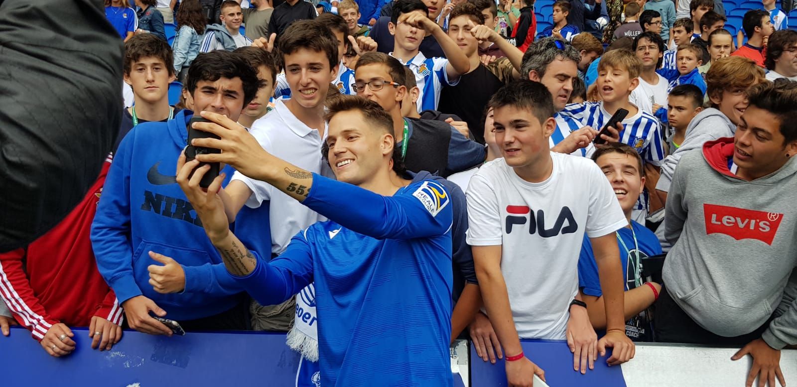 Remiro se fotografía con algunos aficionados de la Real Sociedad.