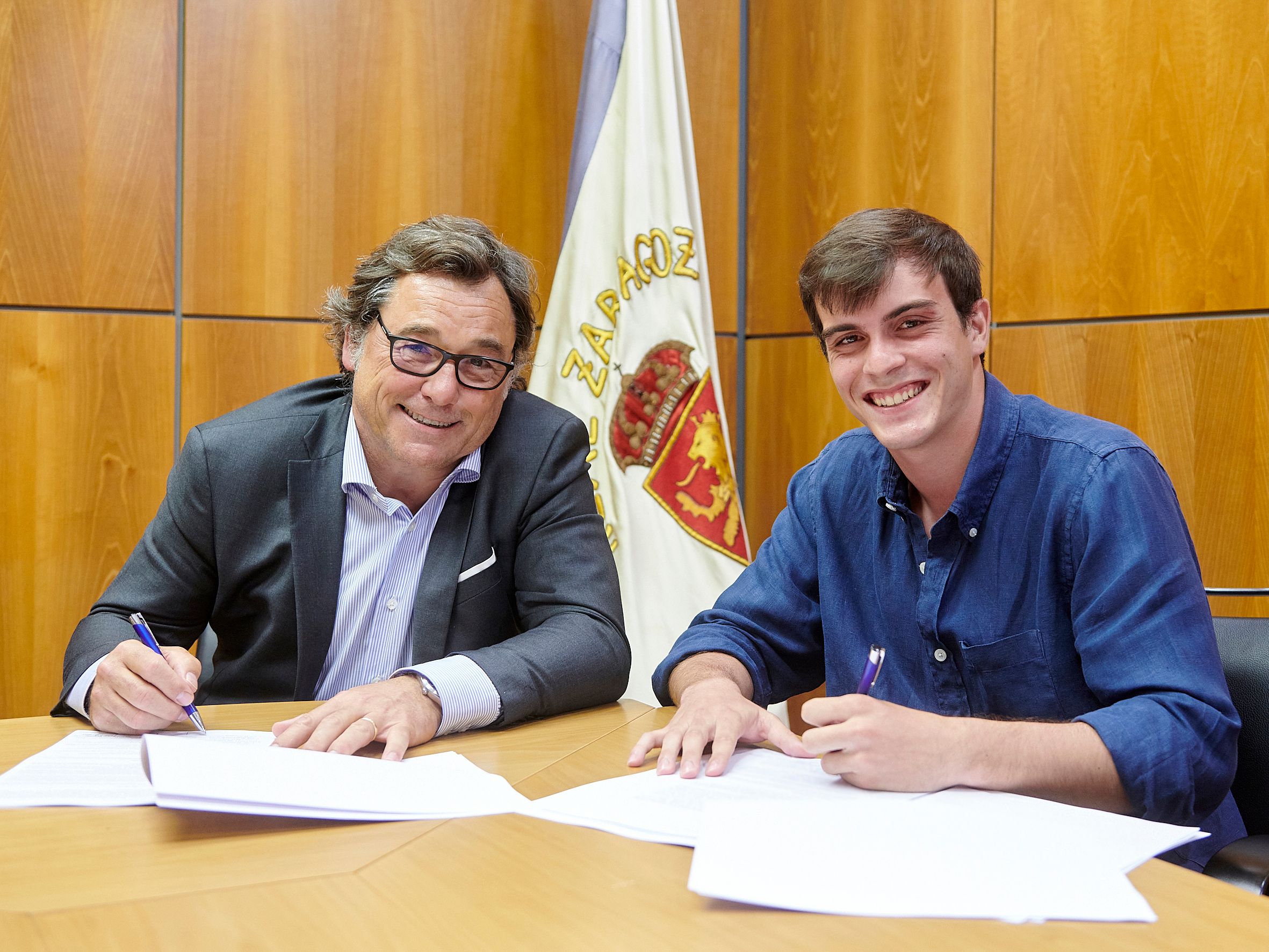  Renovación del contrato de Francho Serrano.