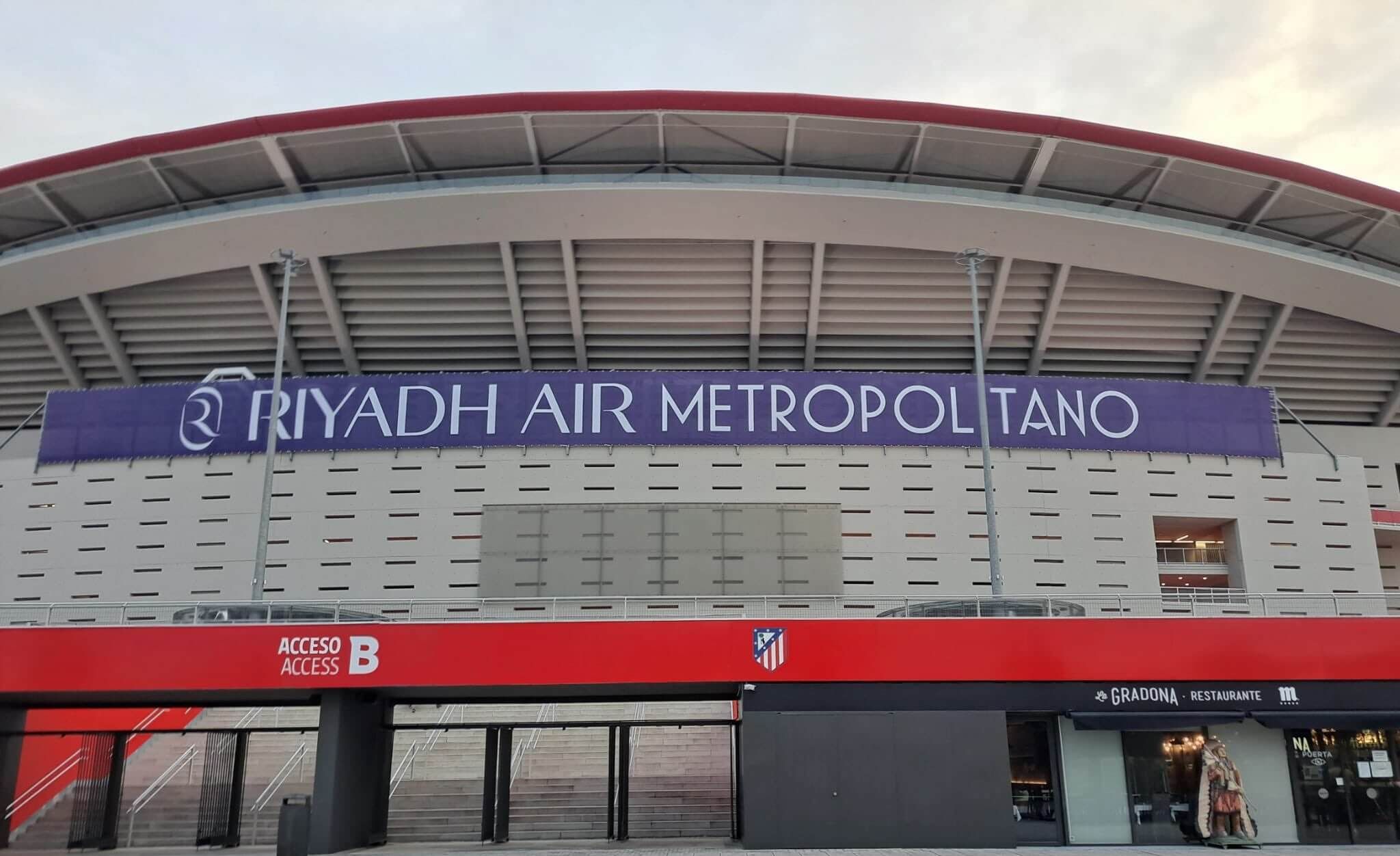  Riyadh Air Metropolitano ya luce en la fachada del estadio del Atlético.
