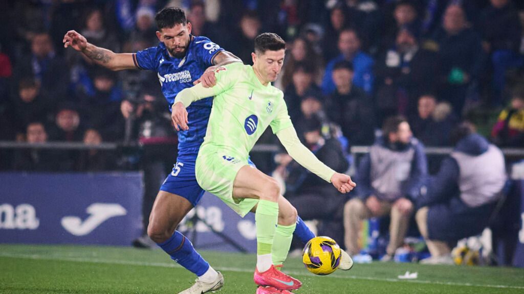  Robert Lewandowski y Alderete en el Getafe-Barça (Cordon Press)
