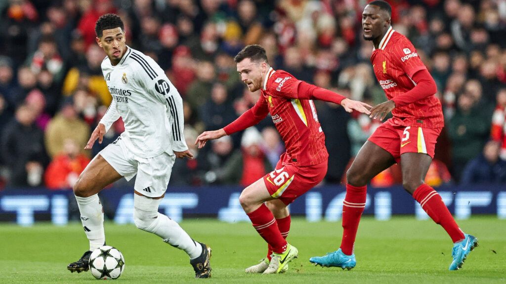  Jude Bellingham y Andrew Robertson (Fuente: Cordon Press)