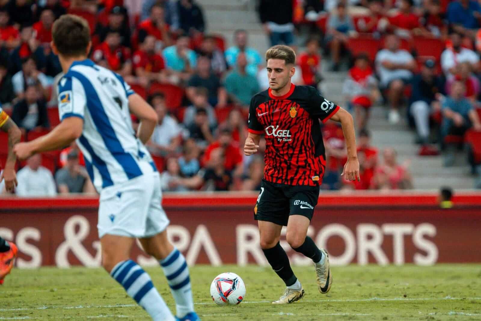 Robert Navarro conduce el balón en Son Moix.