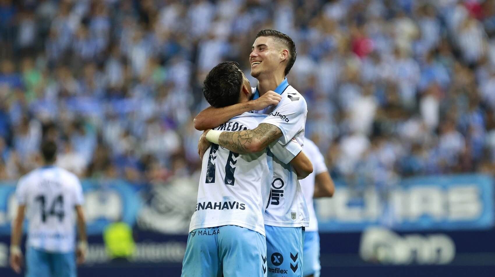 Roberto Fernández celebra un gol con Kevin Medina.