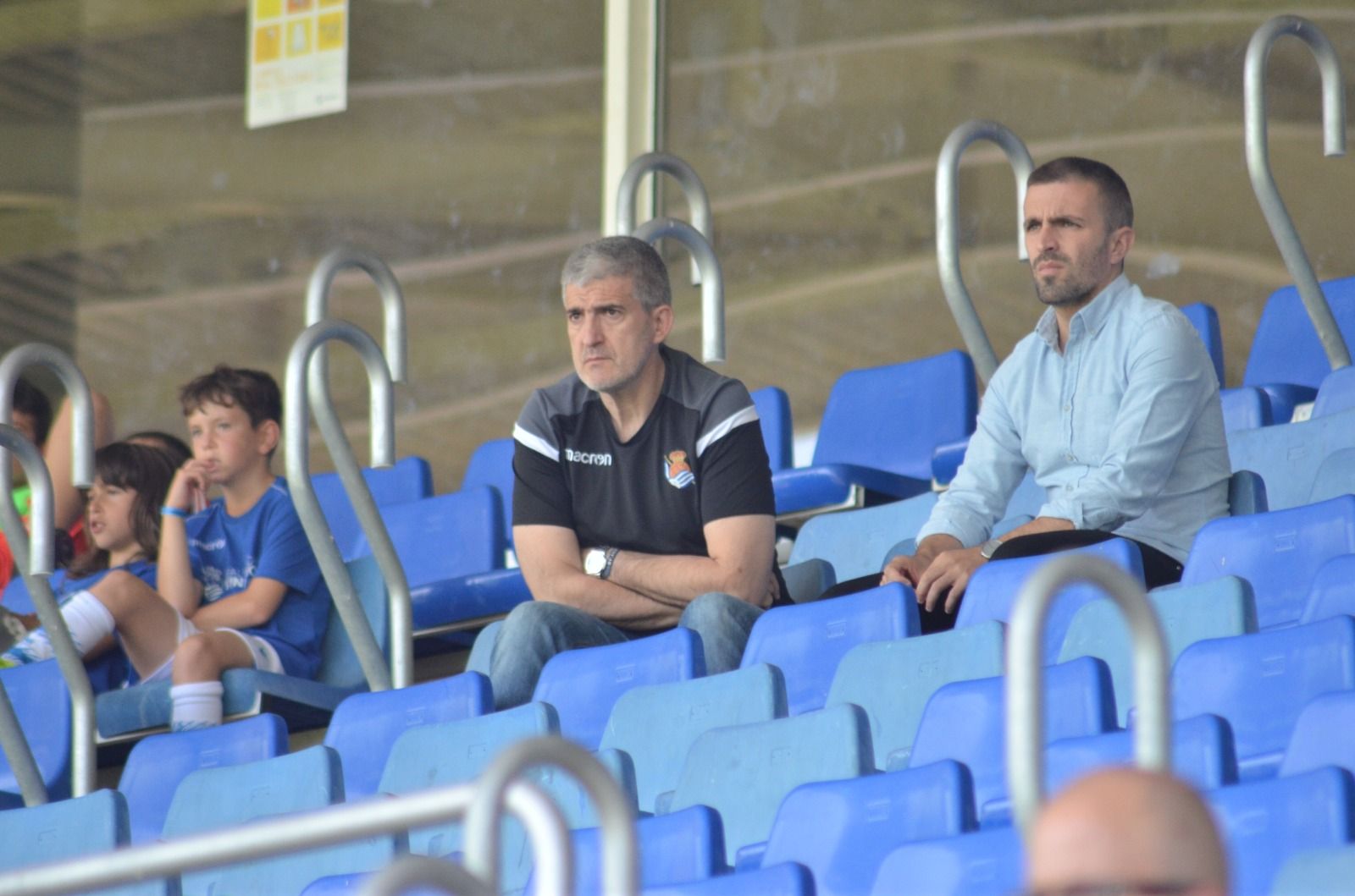  Roberto Olabe presencia un entrenamiento desde las gradas de Zubieta en compañía de Erik Bretos.