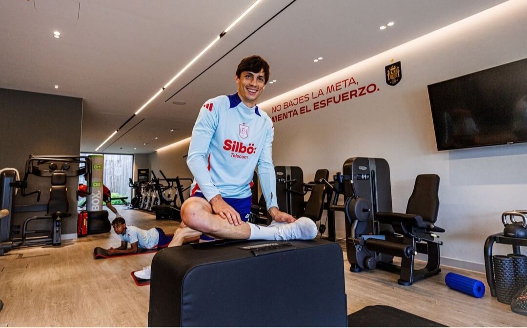  Robin Le Normand se ejercita en el gimnasio en Alemania.