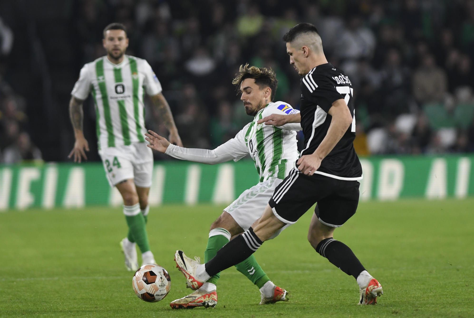  Rodri Sánchez protege la pelota.