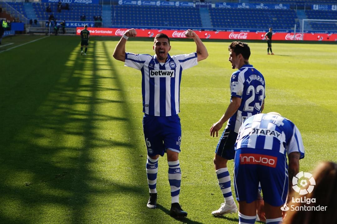 Rodrigo Battaglia celebra su gol con el Alavés al Huesca (Foto: LaLiga Santander).