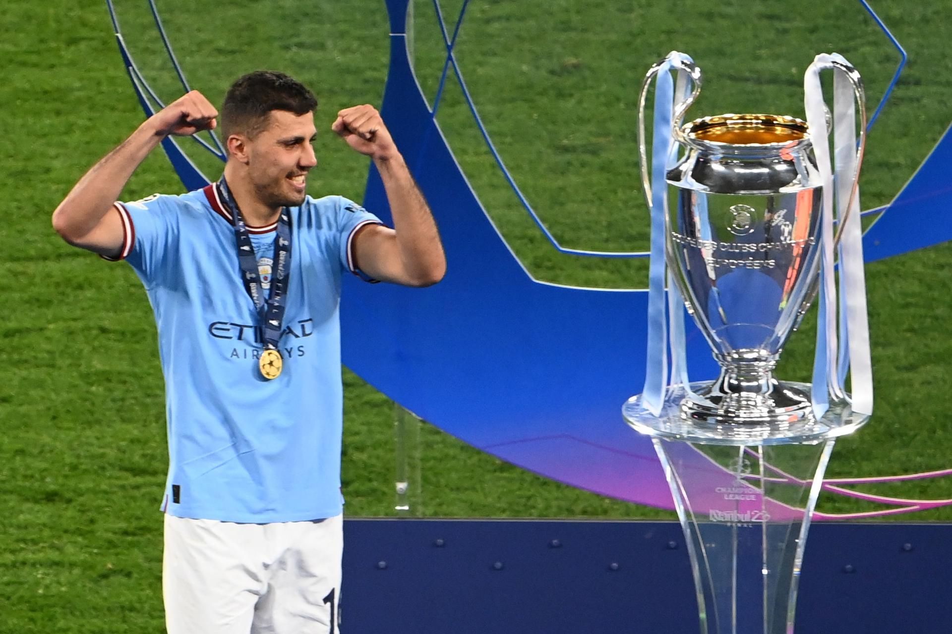 Rodrigo Hernández, junto a la Champions tras ganarla con el City.