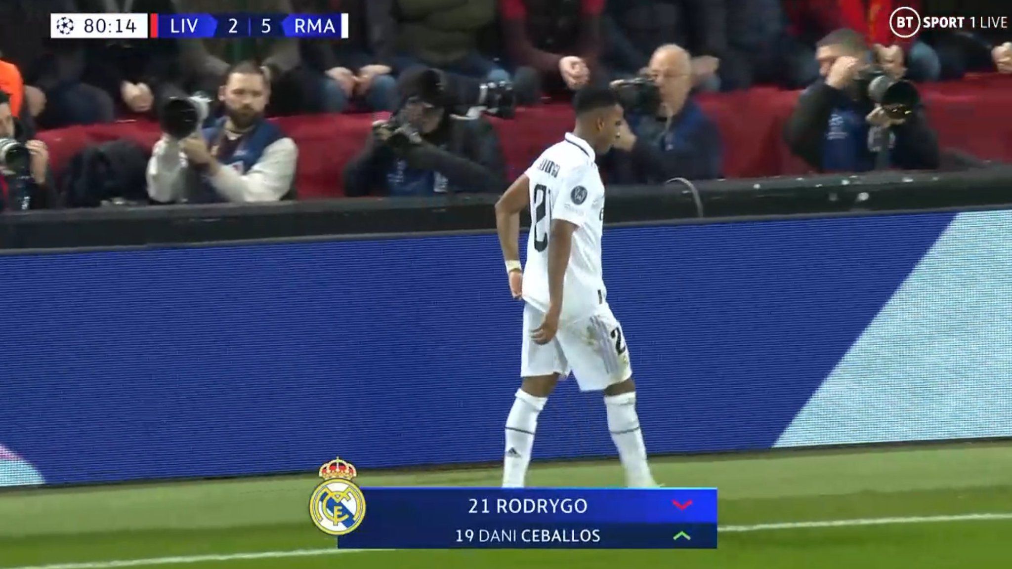  Rodrygo se retira lesionado de Anfield.