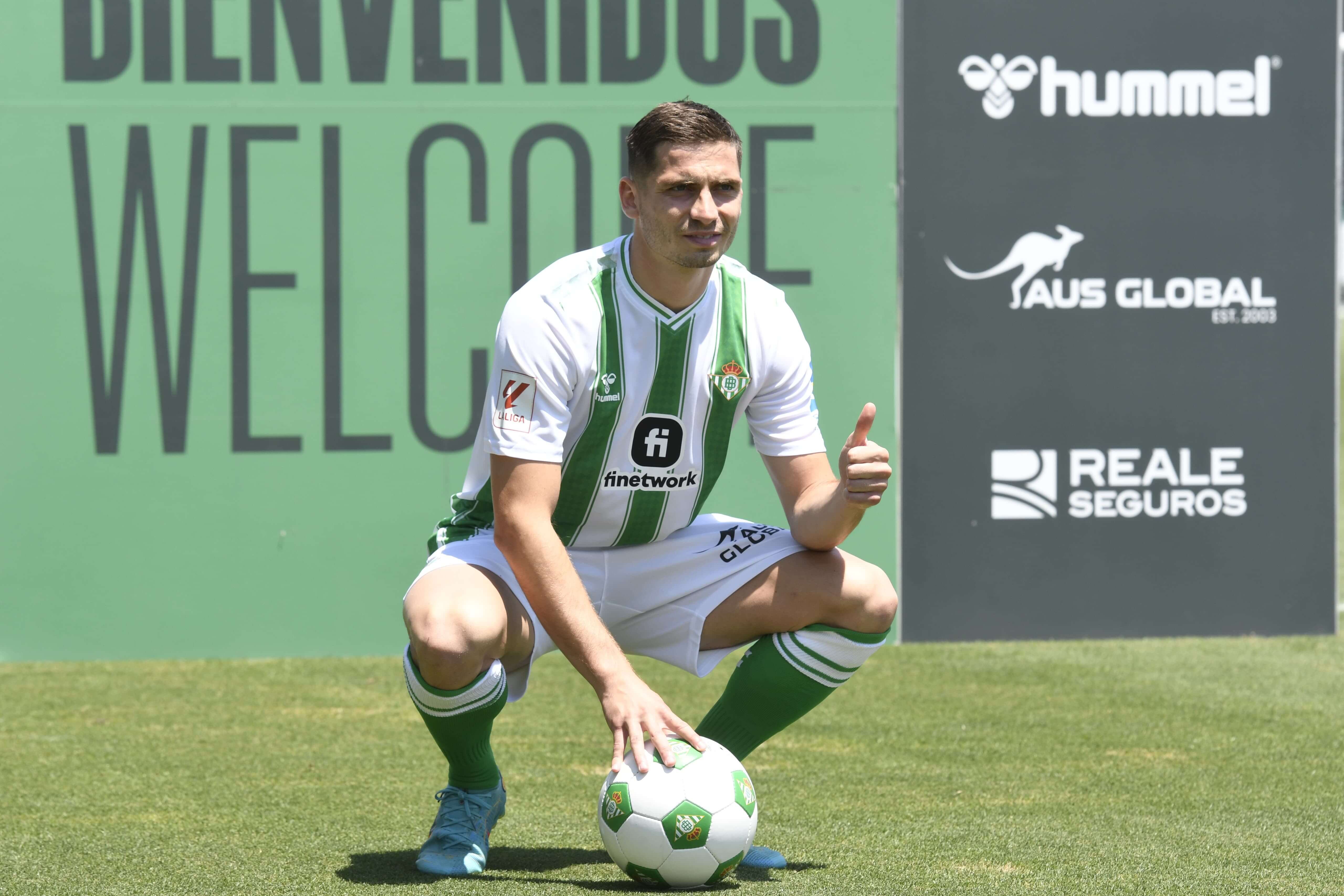  Romain Perraud, en su presentación con el Real Betis