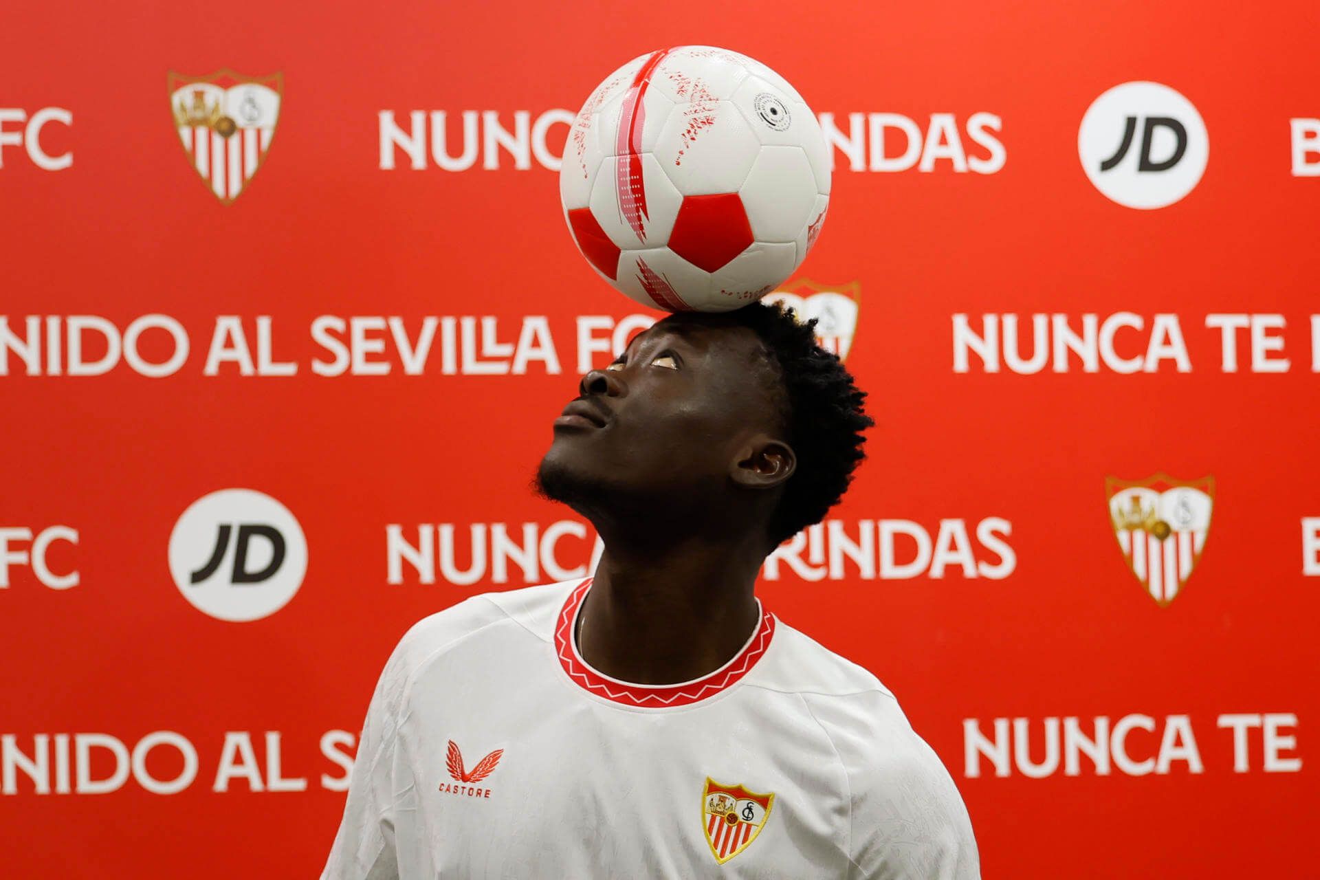  Akor Adams, en su presentación con el Sevilla.