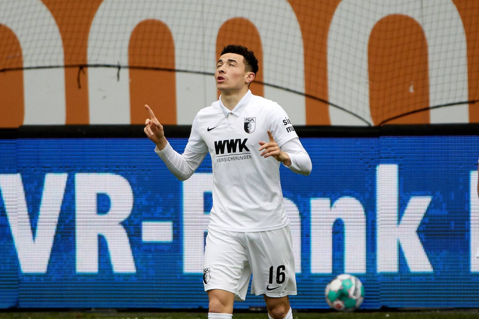  Rubén Vargas, jugando con el Augsburgo.