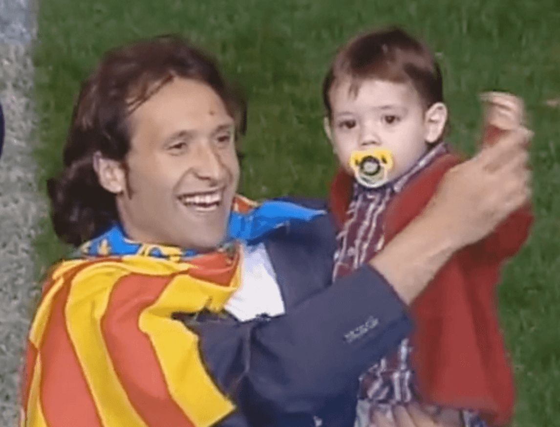 Rufete lleva en brazos a Fran Pérez.