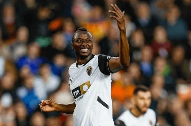 Sadiq Umar celebra un gol en Mestalla