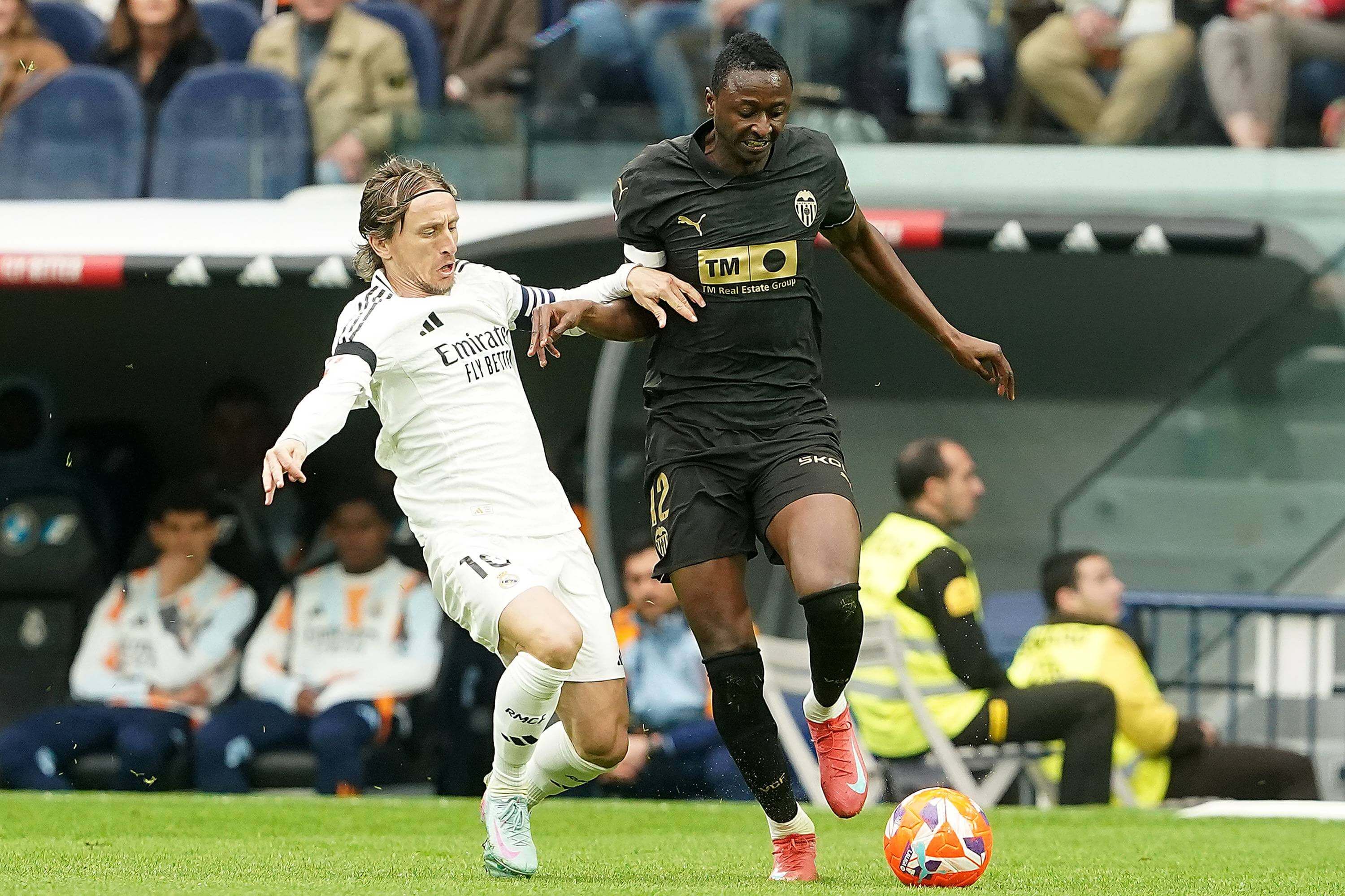 Sadiq Umar pelea un balón con Luka Modric en el Real Madrid-Valencia.