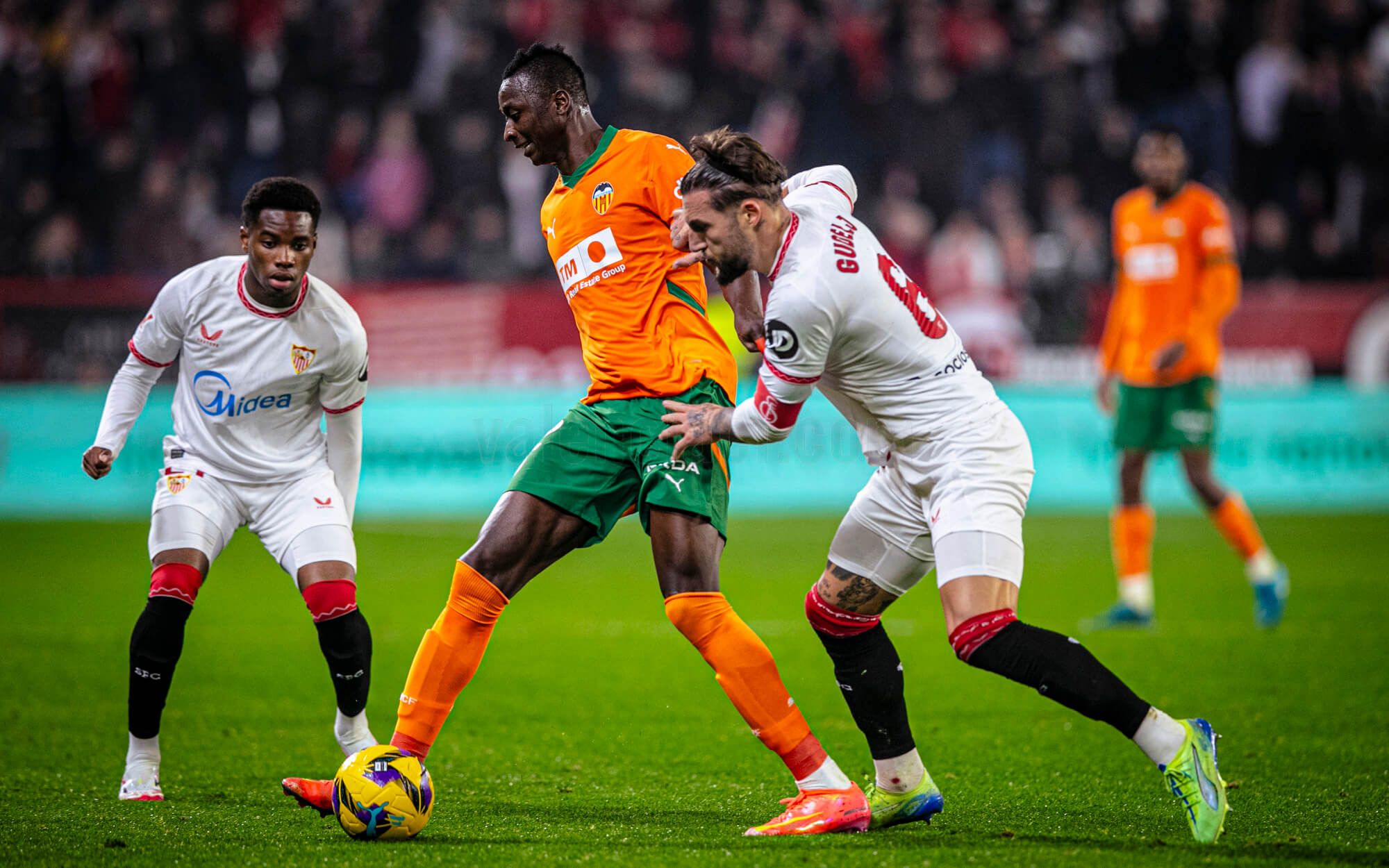 Sadiq Umar, ante el Sevilla FC.