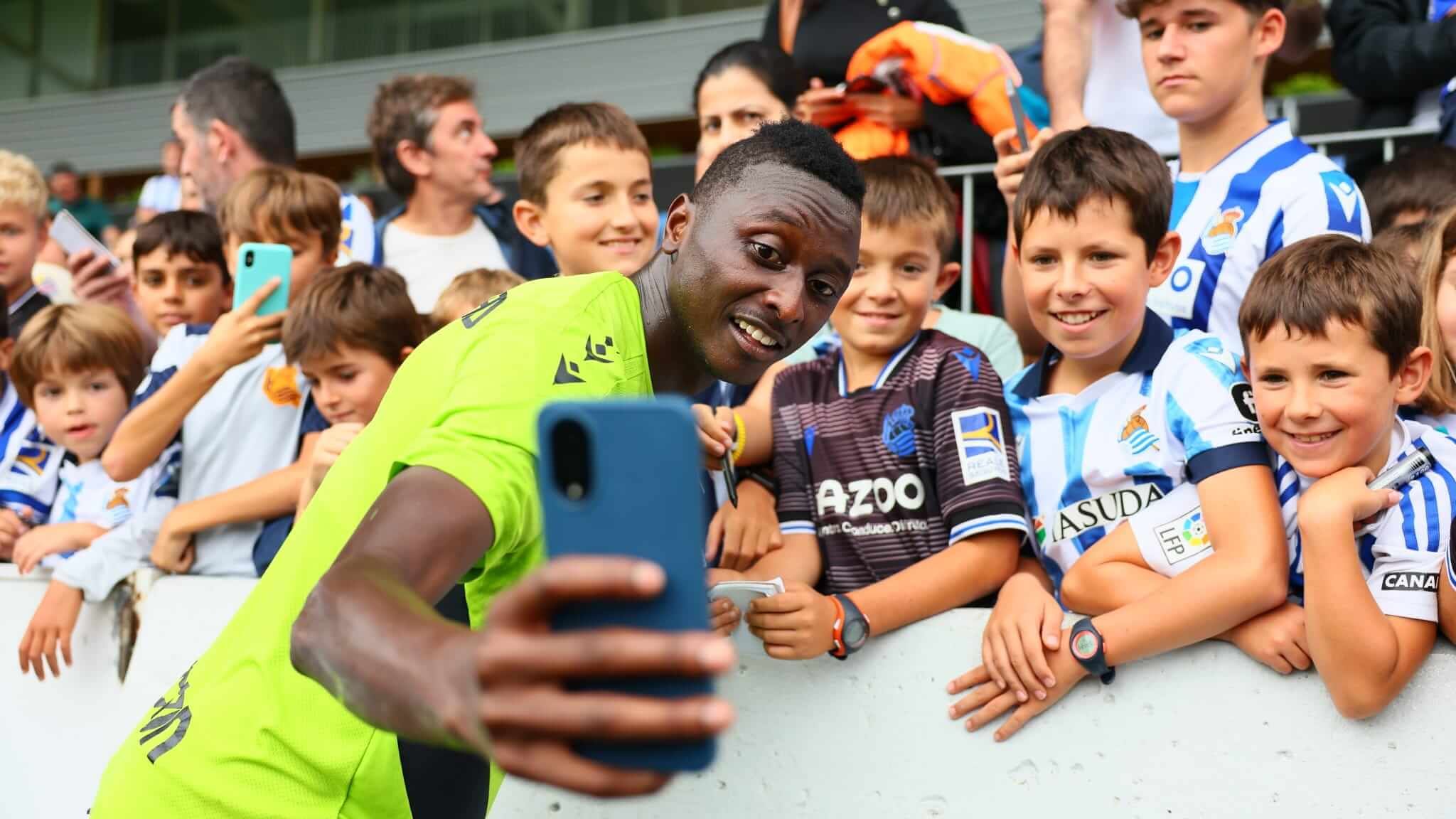 Sadiq Umar se hace una foto con unos niños en Zubieta.