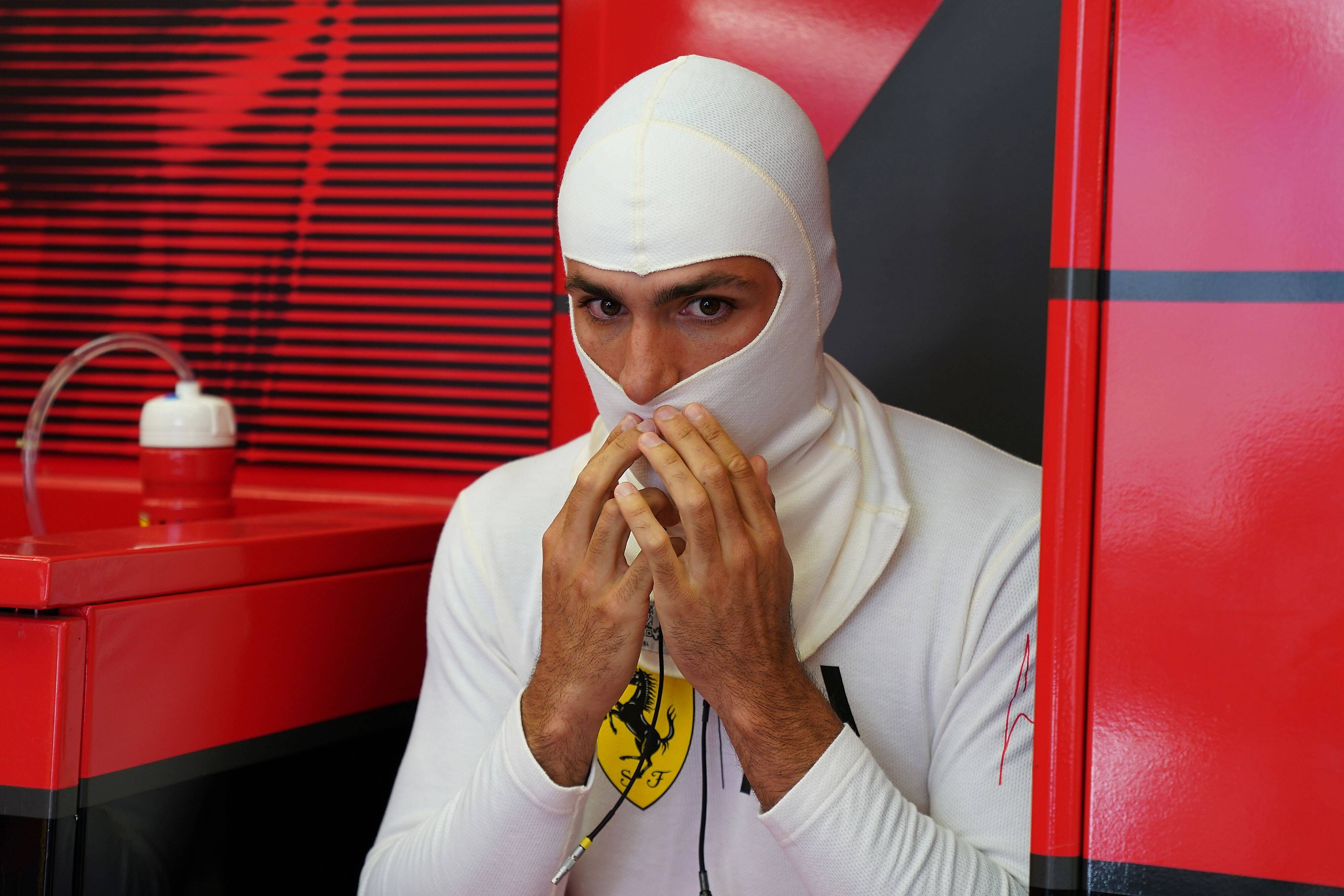  Carlos Sainz, en el box de Ferrari.