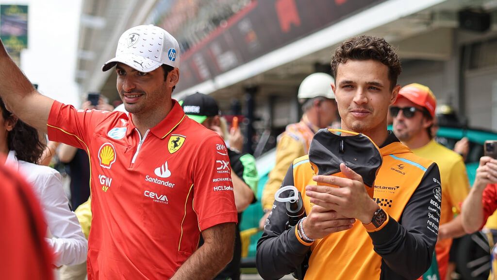  Carlos Sainz y Lando Norris, por el paddock de la F1.