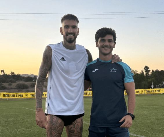 Samu Castillejo en compañía del preparador físico