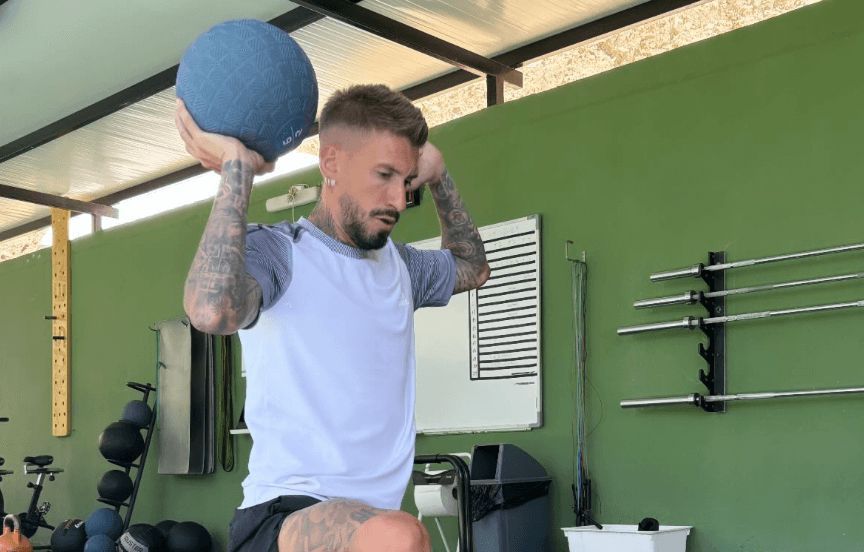  Samu Castillejo entrena en un gimnasio de Málaga.