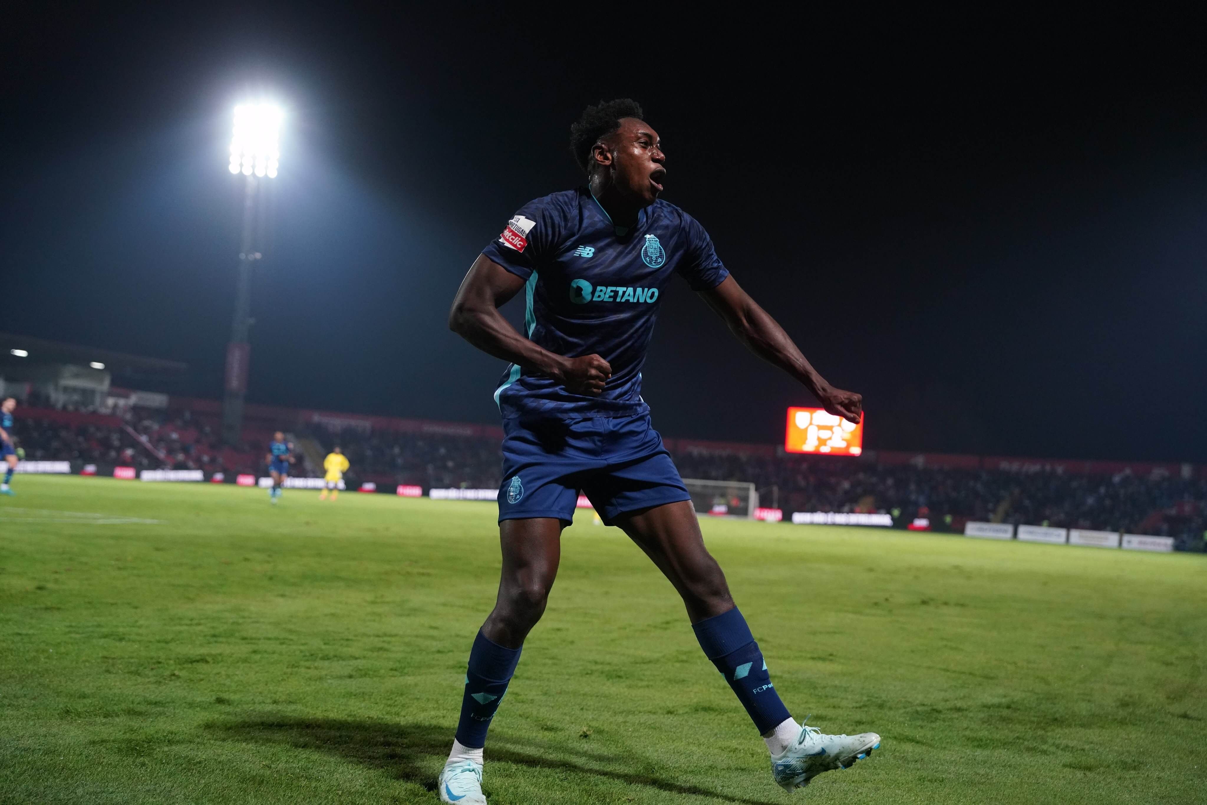  Samu Omorodion celebra un gol con el Oporto en Vila das Aves.