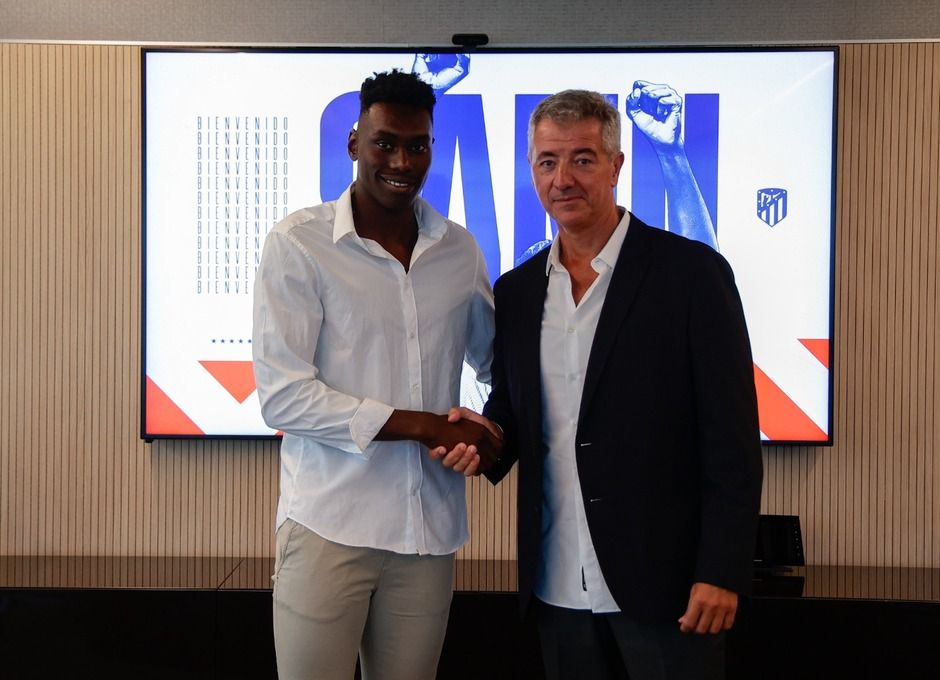  Samu Omorodion, nuevo jugador del Atlético de Madrid, posa con Gil Marín.