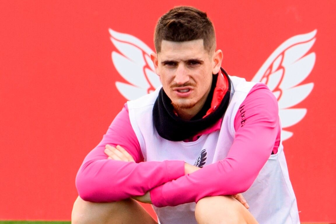 Gesto serio de Oihan Sancet sentado en Lezama; el Ciervo de Mendillorri no anda en un buen momento.