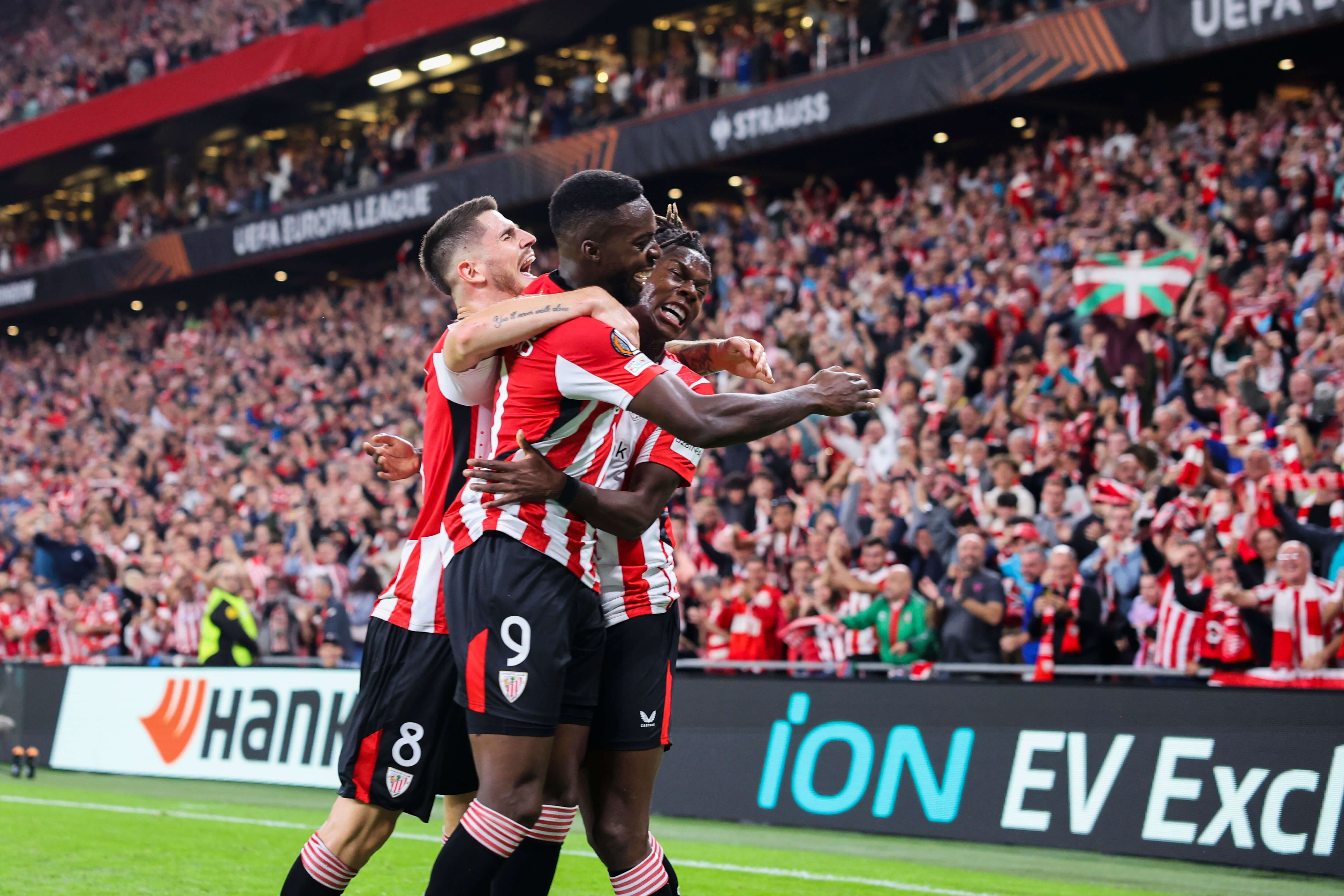  Oihan Sancet, Nico e Iñaki Williams celebran uno de los goles al AZ Alkmaar en San Mamés.