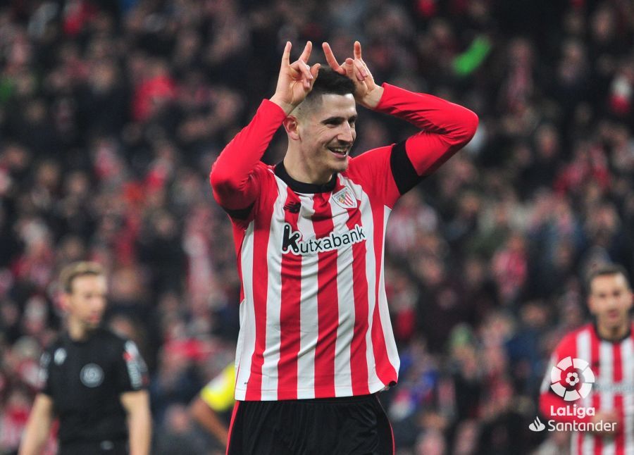  Oihan Sancet celebra con los cuernos de ciervo un gol al Cádiz en San Mamés.