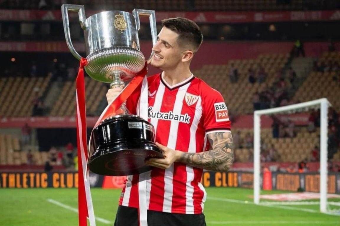  El 'Ciervo' de Mendillorri, Oihan Sancet, alza la Copa del Rey en La Cartuja de Sevilla.