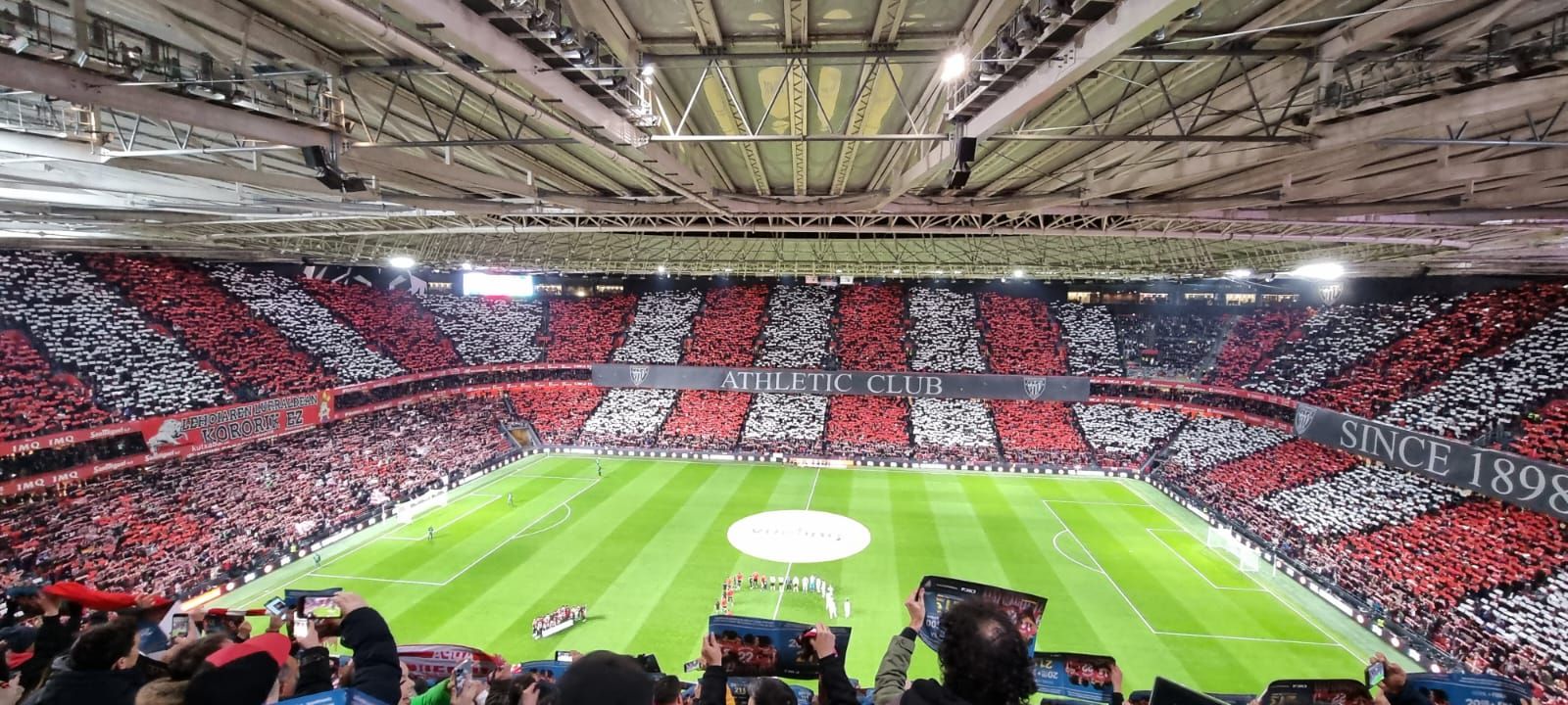  Tifo preparado en la grada para el partido ante el Real Madrid en San Mamés.