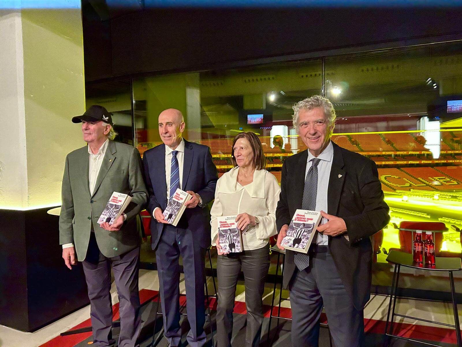 Iribar y Ángel Mª Villar con Manolo Sarabia y su esposa Begoña Armesto en San Mamés.