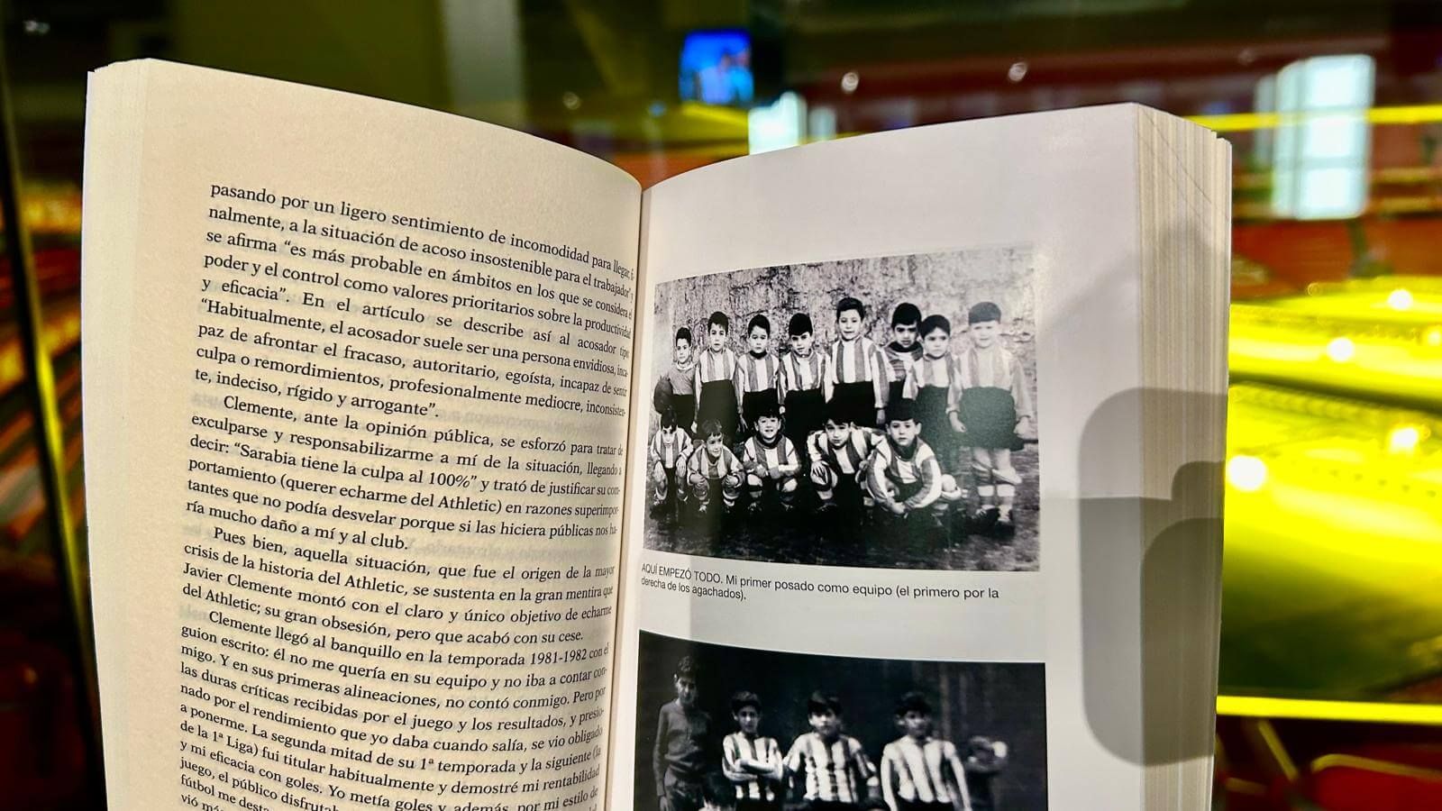 Páginas del libro de Manolo Sarabia, abierto en San Mamés.