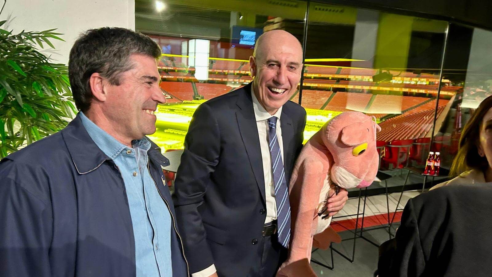 Manolo Sarabia, con una Pantera Rosa en el campo de San Mamés.