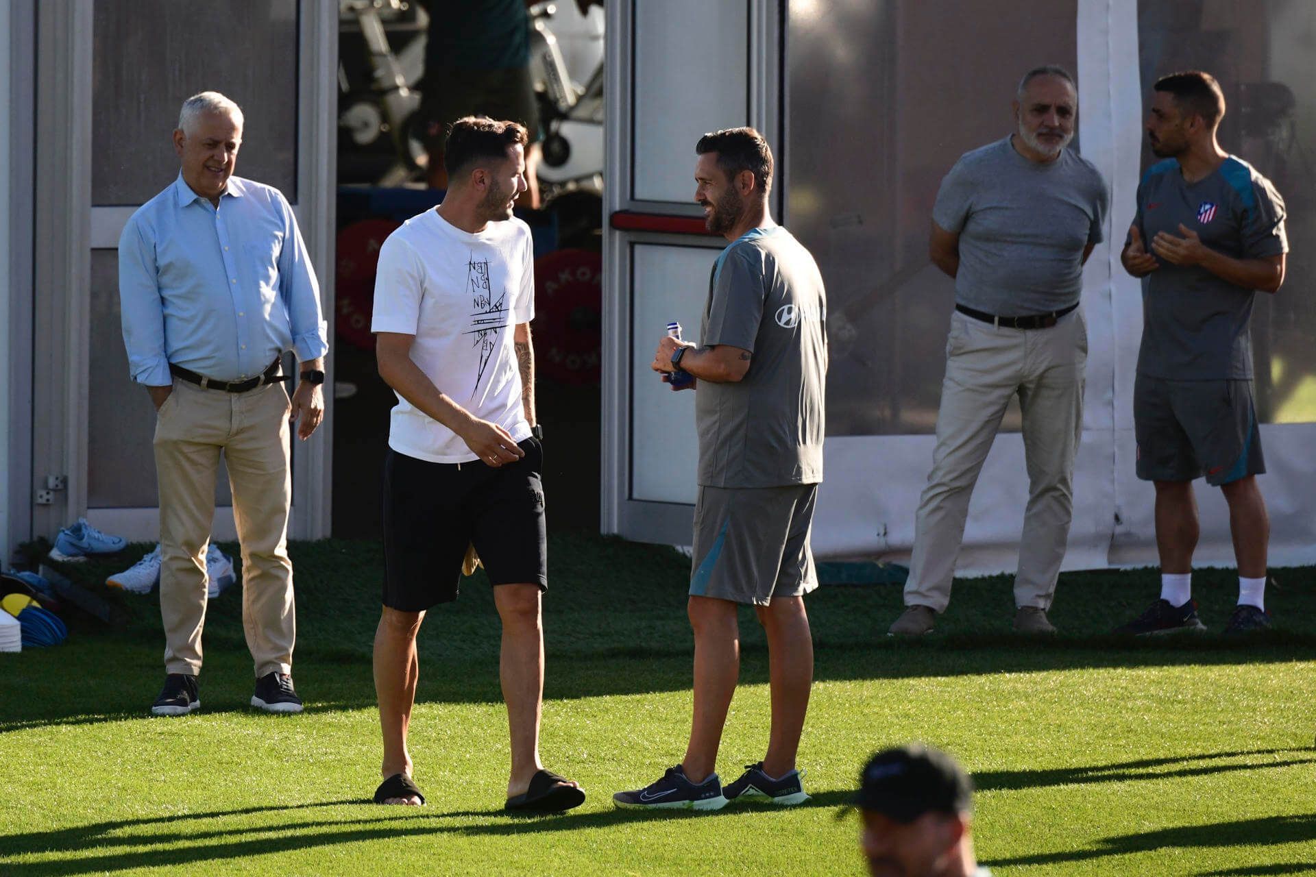  Saúl Ñíguez se despide del staff del Atlético en Majadahonda.