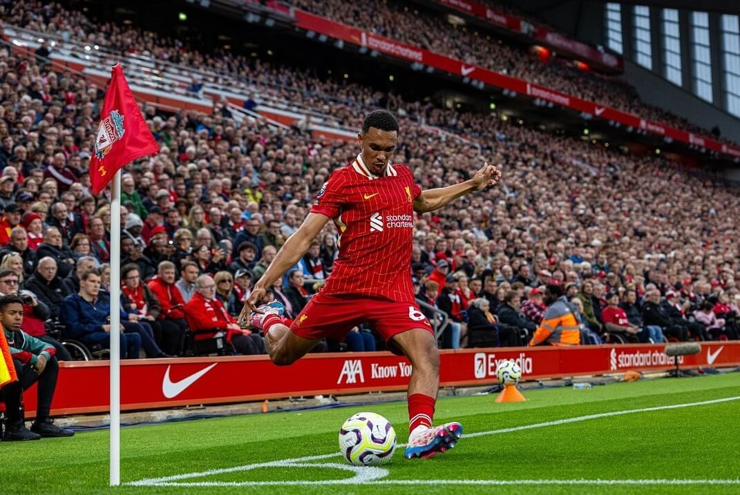  Alexander-Arnold saca un córner con el Liverpool.