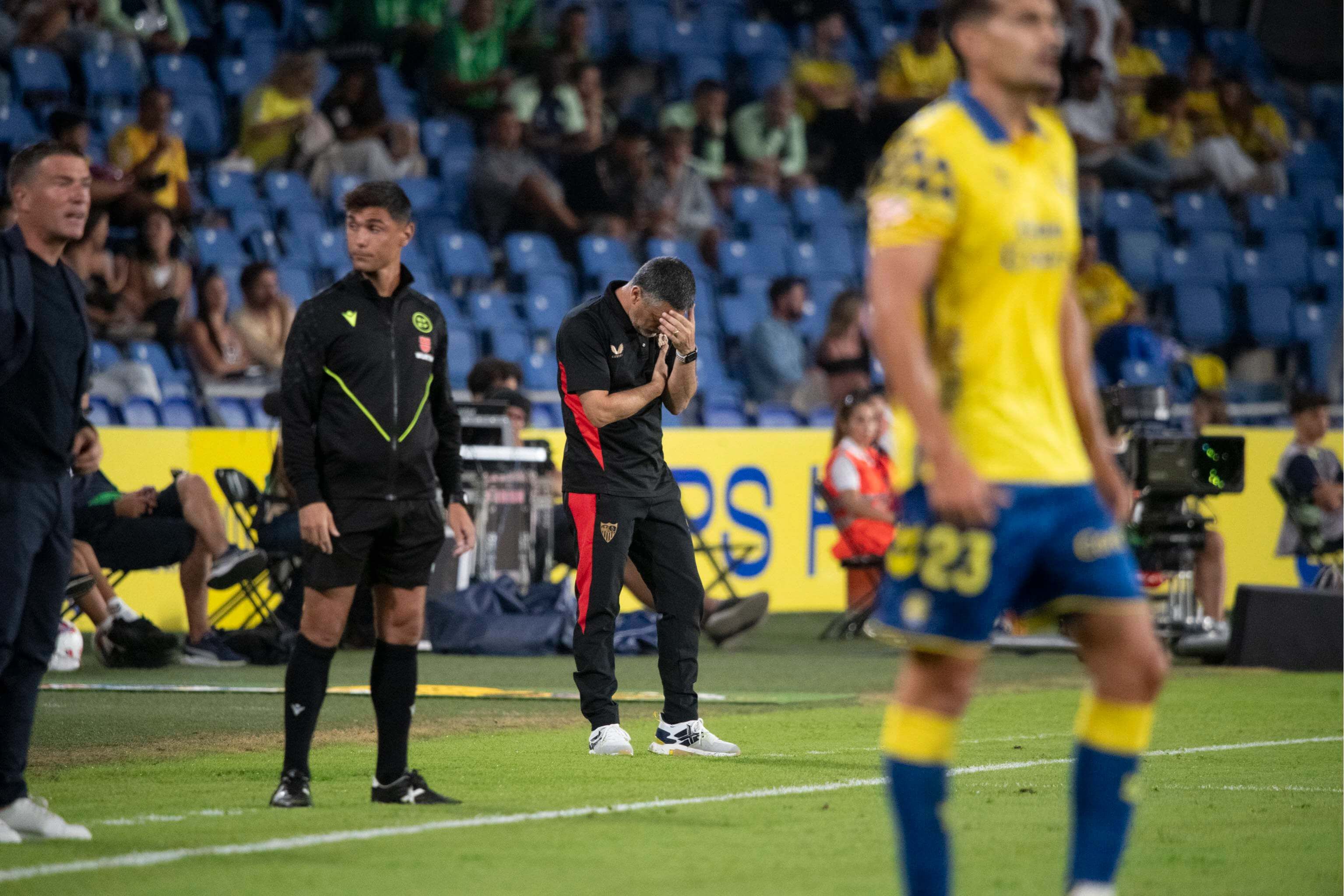  García Pimienta se lamenta durante el partido ante Las Palmas.