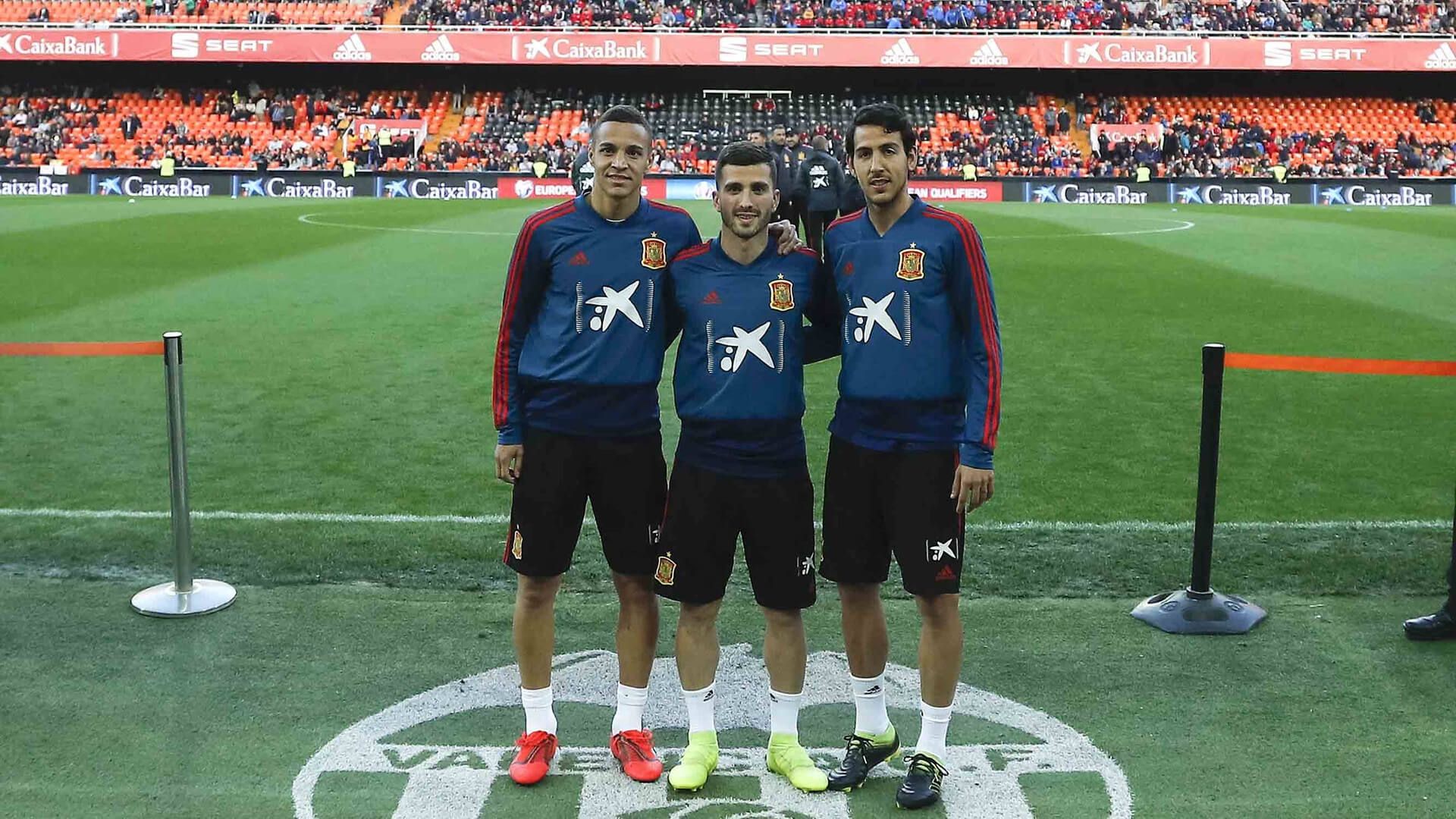 Rodrigo, Gayà y Parejo en Mestalla con la selección