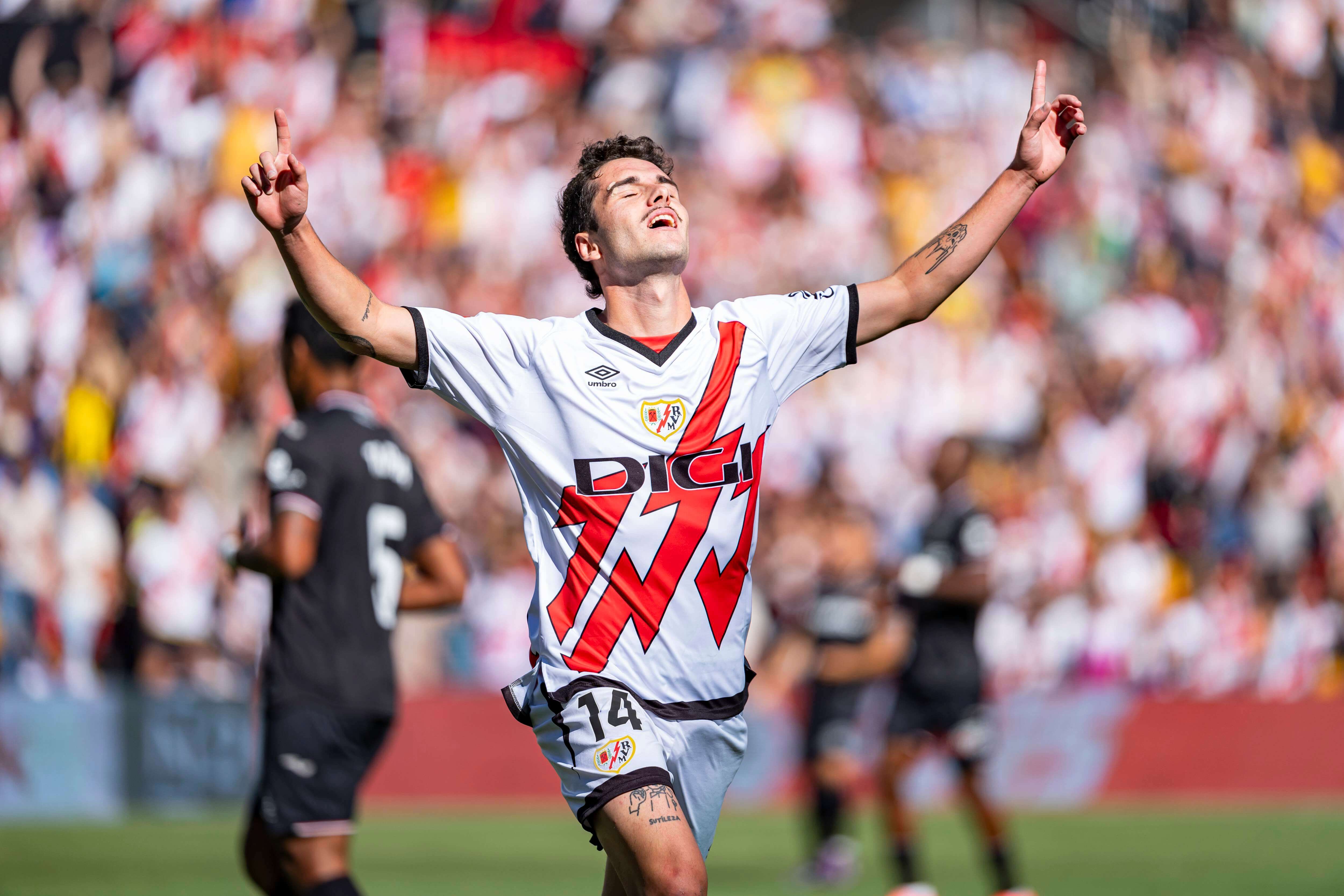  Sergio Camello celebra un gol con el Rayo Vallecano.
